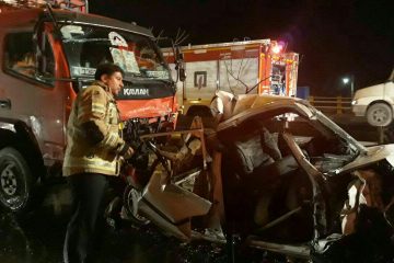 ۶ خودرو در اتوبان شهید یاسینی به شدت تصادف کردند/بیرون آوردن یک مرد زنده توسط آتش نشان ها از داخل خودروی متلاشی شده