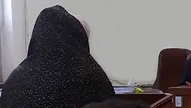 سپس مالباخته ها که دو زن میانسال بودند به تشریح جزئیات ماجرا پرداختند. یکی از آنها به نام مریم گفت: من حدود یک ماه قبل از این ماجرا در پارک با ماه گل آشنا شده بودم .او به خانه مان رفت و آمد داشت . آخرین بار وقتی به خانهمان آمد و فهمید سر درد دارم به من قرصی داد که بعد از خوردن آن ها بیهوش شدم .وقتی به هوش آمدم که متوجه شدم ماه گل همه طلاهایی را که در خانه داشتم سرقت کرده است. دومین شاکی که اقدس ۵۰ ساله نام داشت گفت :من هم حدود یک ماه قبل از سرقت در پارک با ماه گل آشنا شده بودم .آن روز می خواست به خانه من بیاید که قبول نکردم. به همین خاطر با هم به پارک رفته بودیم که به من بیسکویت کرمدار تعارف کرد. اما بعد از خوردن بیسکویت حالم بد شد و بیهوش شدم .چند ساعت بعد در حالی که در یکی از خیابان های ولنجک مرا رها کرده بود به هوش آمدند و به بیمارستان منتقل شدم. ماه گل همه طلا هایی را که همراهم بود سرقت کرده بود. من از او شاکی هستم . سپس متهم به نام سمیرا به دفاع پرداخت .وی در تشریح جزئیات زندگی است گفت: من زندگی خوبی داشتم .همسرم مرد مهربانی بودم. پدرم جواهرفروش و دو خواهرم استاد دانشگاه و گوینده هستند .هیچ مشکلی نداشتم تا اینکه تفریحی شروع به استفاده از مواد مخدر کردم. از وقتی به دام اعتیاد افتادم زندگی ام تباه شد .من برای به دست آوردن شیشه مجبور بودم دست به هر کاری بزنم. آنجا بود که با دو مرد معتاد آشنا شدم. آنها برایم شیشه تهیه می کردند .آخرین بار که برای گرفتن شیشه به پارک رفته بودم آنها قرصی به من دادند و ادعا کردند متادون است. اما بعد از خوردن قرص حالم بد شد و بیهوش شدن. آنها مرا به خانهشان بردند و از من فیلم سیاه تهیه کردند . وی ادامه داد :آن روز بعد از اینکه به هوش آمدم به خانه برگشتم اما حال طبیعی نداشتم و شوهرم متوجه ماجرا شد .اما به دروغ به او گفتم در جشن تولد دوستم مشروب خوردم و به همین خاطر حالم بد است. بعد از آن ماجرا تهدید دو مرد معتاد شروع شد. آنها با تهدید من به پخش کردن عکس هایم مرا مجبور می کردند تا دست به سرقت بزنم .باور کنید من همه طلاهایی را که از دو دوستم دزدیده بودم به دو مرد معتاد دادم. وی در تشریح جزییات سرقتها گفت: اواخر سال ۹۶ بود که با مریم آشنا شدم .بعد از چند بار رفت و آمد به خانه او به بهانه درمان سردرد قرص خواب آور به او خوراندم و طلایش را سرقت کردم .می خواستم به همین شیوه طلاهای اقدس را هم بدزدم اما مرا به خانه اش راه نداد. به همین خاطر قرص خواب آور را داخل بیسکویت کرمدار ریختم و به او خوردندم. اقدس در حال بیهوش شدن بود که یک ماشین کرایه کردم و به راننده گفتم او مادرم است که به تازگی از بیمارستان ترخیص شده است.من پس از سرقت طلاهای اقدس او را در یکی از خیابان های ولنجک رها کردم .من اتهام سرقت را قبول دارم اما دست به آدم ربایی نزده بودم. این زن ادامه داد :باور کنیدمن هیچ نشانی از دو مرد معتاد که طلاها را از من گرفتند ندارم و نمیدانم کجا رفته اند . وی در حالی که سرش را پایین انداخته بود گفت :از وقتی به زندان افتادم همسرم سکته قلبی کرد وچند روز بعد فوت شد. من حتی برای شرکت در مراسم ختم او نیز حاضر نشدم.حالا تقاضای بخشش دارم و می خواهم آزاد شوم تا بر سر مزار همسرم بروم و از او طلب بخشش کنم. در پایان جلسه قضات وارد شور شدند تا رای صادر کنند.