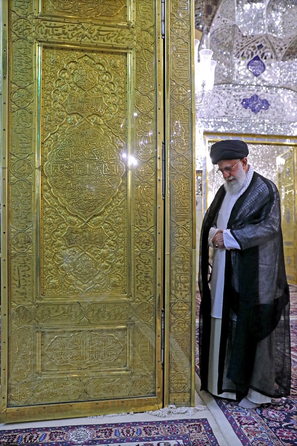 پایان تیتر: غبار روبی امام رضا با حضور رهبرانقلاب