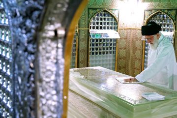 مضجع نورانی امام رضا(ع) با حضور رهبر معظم انقلاب غبار روبی شد+ تصاویر