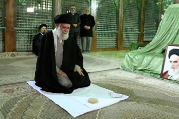 حضور رهبر معظم انقلاب در مرقد امام خمینی (ره) و گلزار شهدا