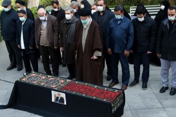 اقامه نماز رهبر انقلاب بر پیکر یار دیرین و صدیق انقلاب دکتر عباس شیبانی + تصاویر