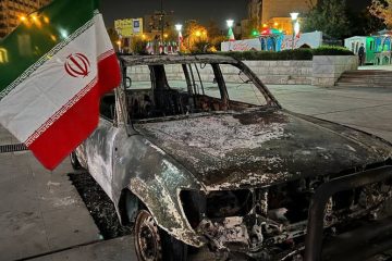 نصب پرچم ایران روى آمبولانس هلال احمر مورد حمله موشک های اسرائیل